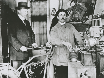 874841 Afbeelding van N.J. François (links), sigarenfabrikant op het Vredenburg te Utrecht, samen met een vriend in een ...